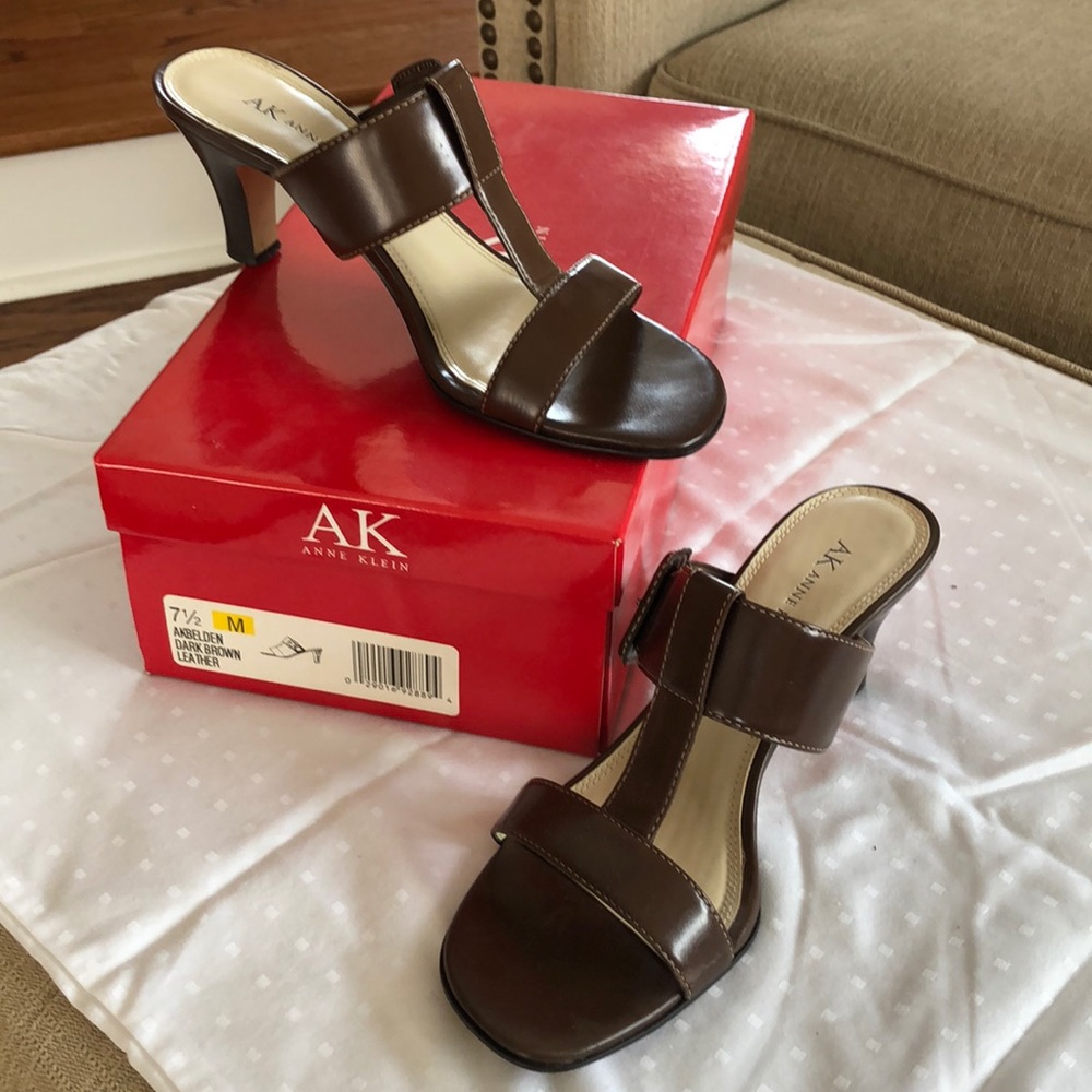 AK ANNE KLEIN BROWN SANDAL 7.5